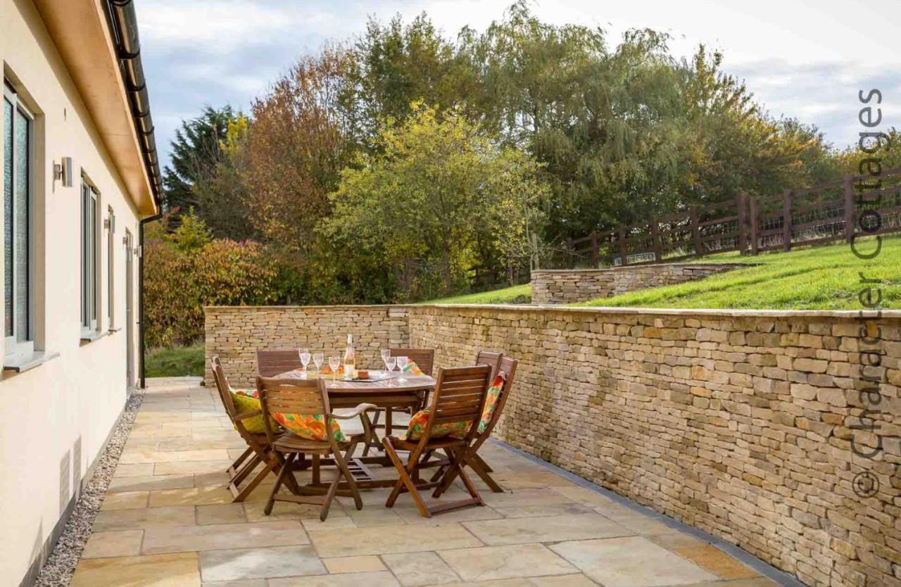 Flynn'S Barn Villa Aylworth Exterior photo
